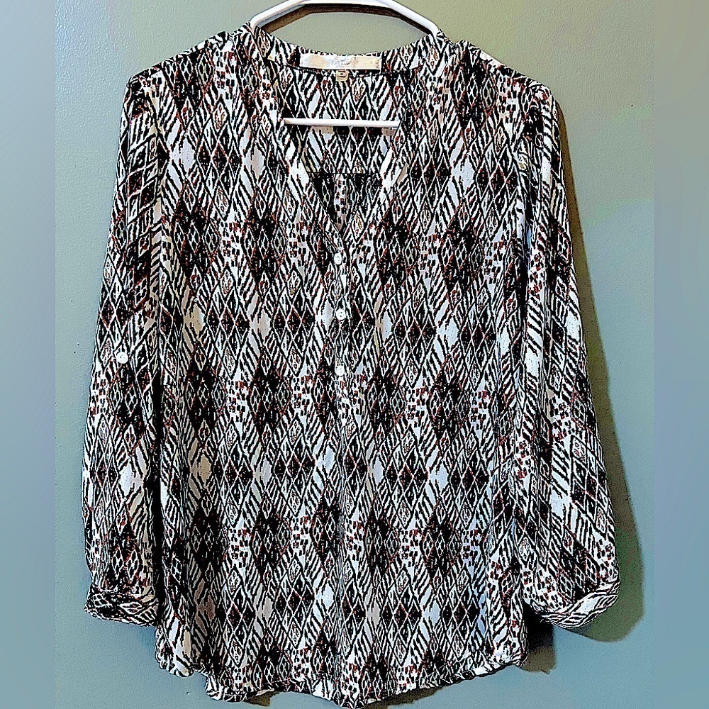 Boutique brand women's v neck geometric print blouse button down front medium